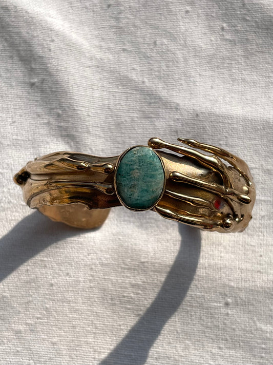 vista dall'alto bracciale amazzonia fatto a mano con pietra amazzonite in bronzo giallo