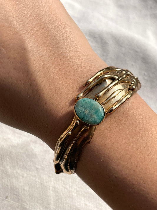 indossato del bracciale in bronzo giallo con pietra amazzonite fatto a mano da aneis jewelry
