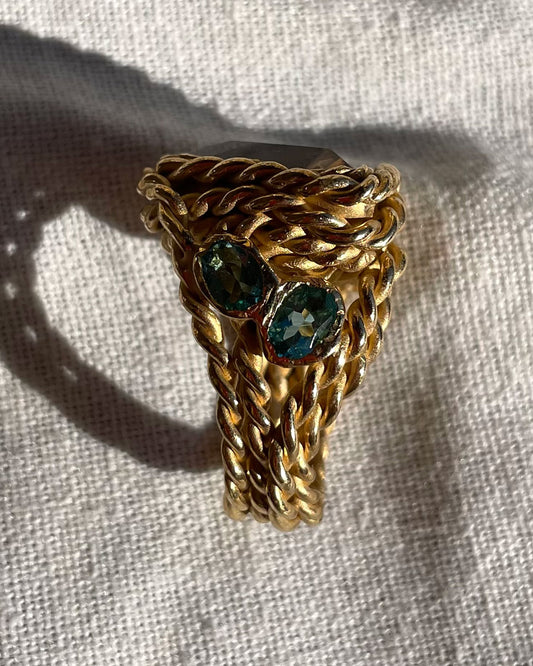 vista laterale delle apatiti dell'anello in bronzo giallo autumn