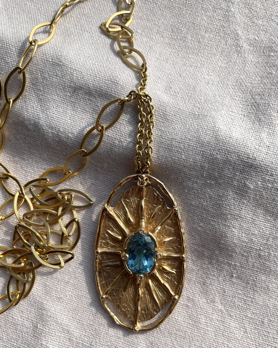 dettaglio del ciondolo cameron e del topazio