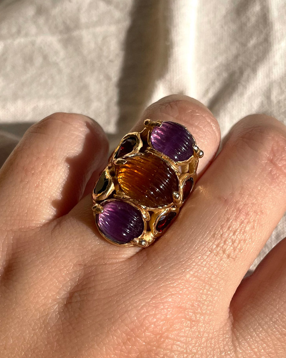 anello candy con granati laterali