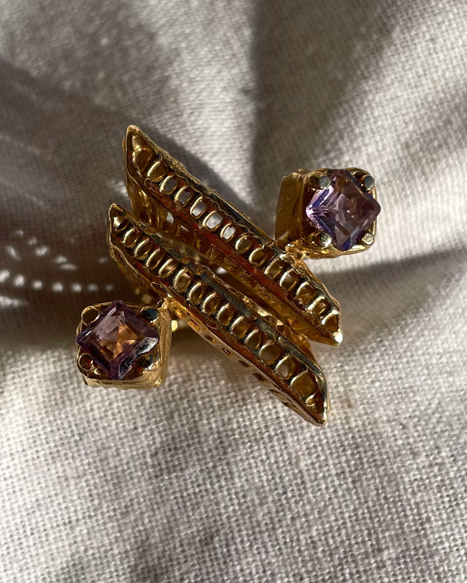 dettaglio ametiste dell'anello captain in bronzo di aneis