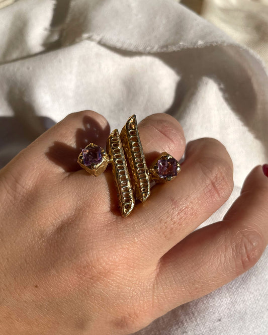 anello con due ametiste e forma simmetrica in bronzo giallo fatto a mano da aneís jewelry
