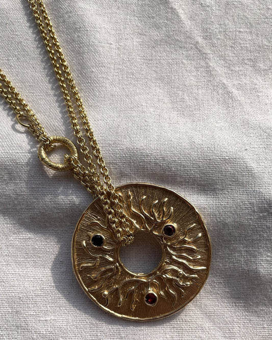 ciondolo in bronzo giallo con granati rossi e catena di argento galvanizzato