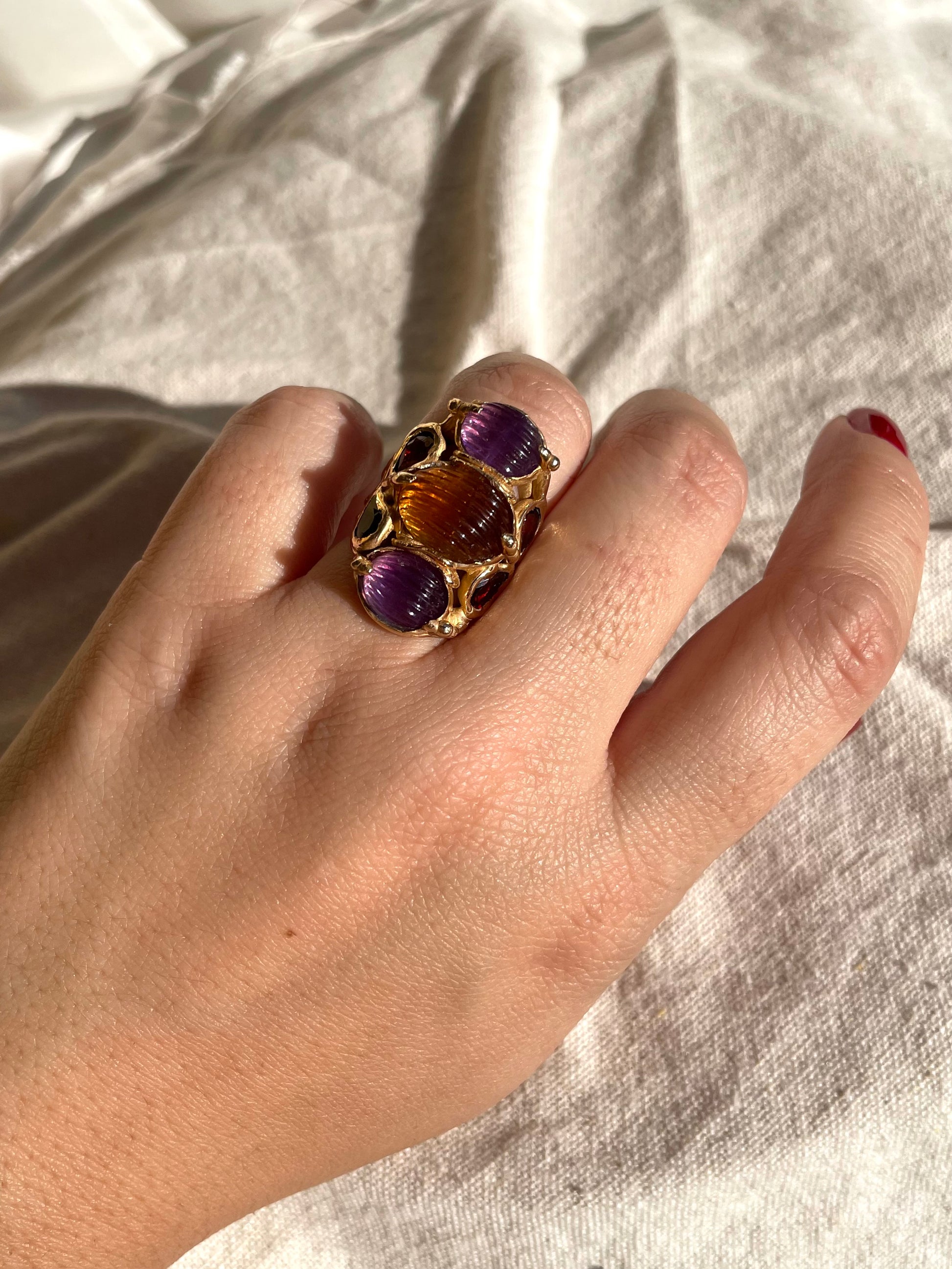 indossato anello candy fatto a mano con forme irregolari e uniche da aneís jewelry