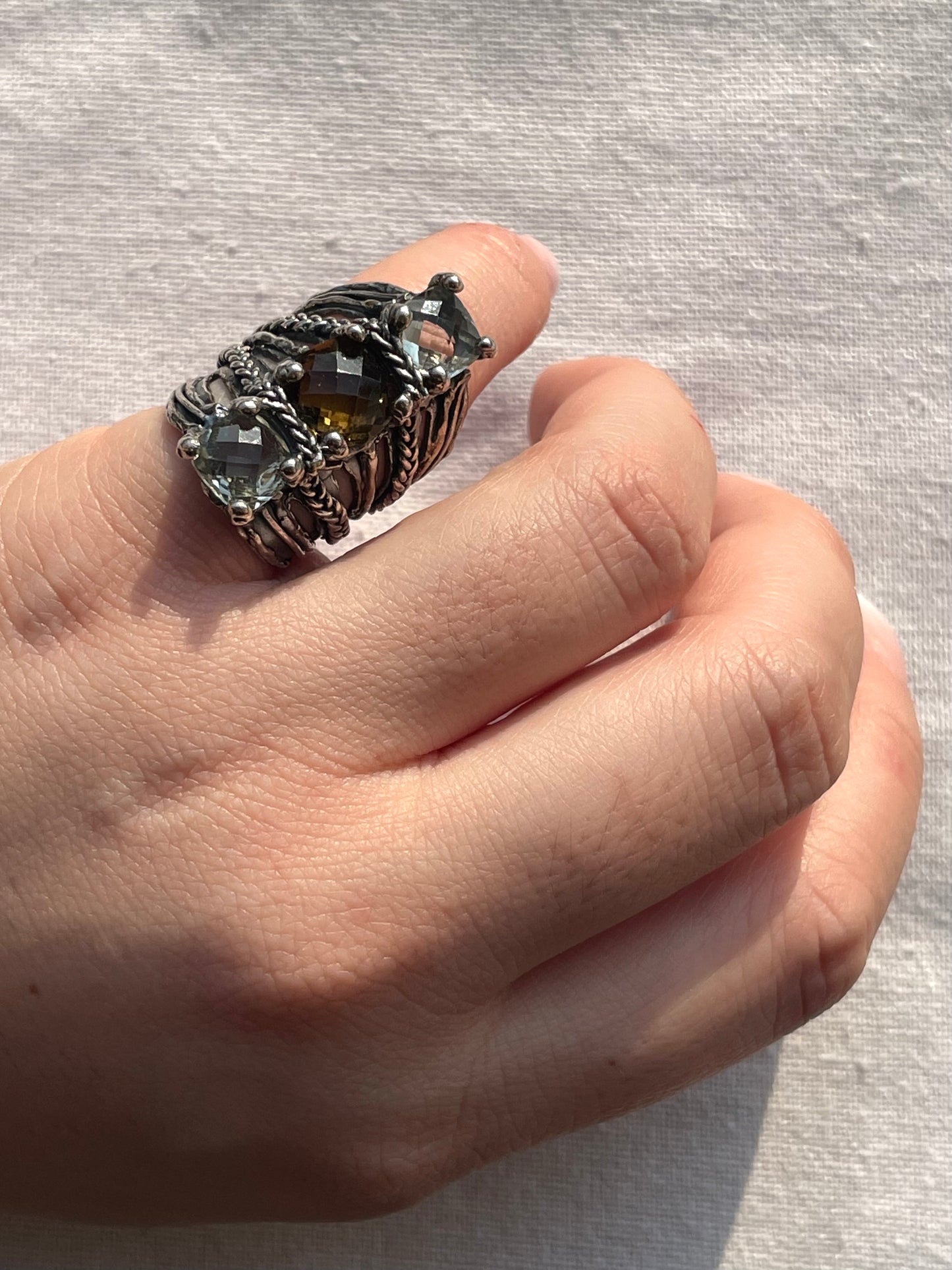indossato anello bellatix interamente fatto a mano in italia da aneís jewelry