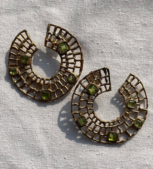 orecchini che ricordano la forma di un atollo realizzati da aneís jewelry