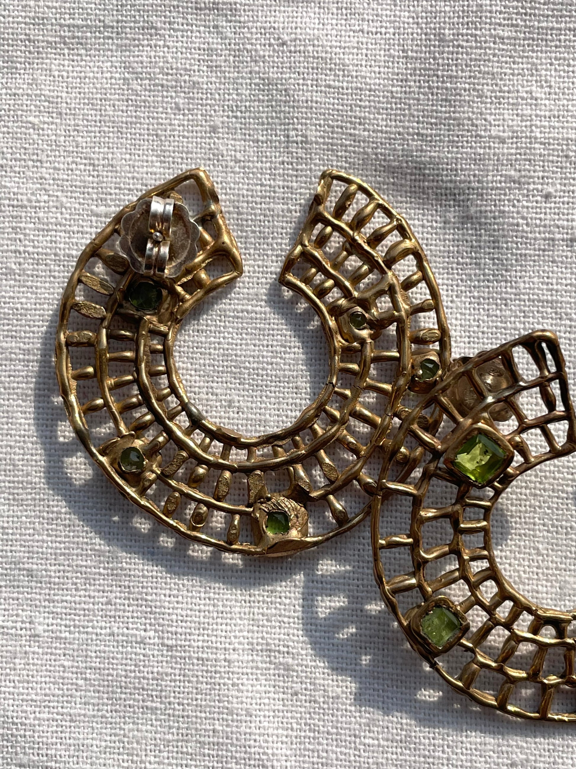 front e retro degli orecchini atollo made in italy e fatti a mano da aneis