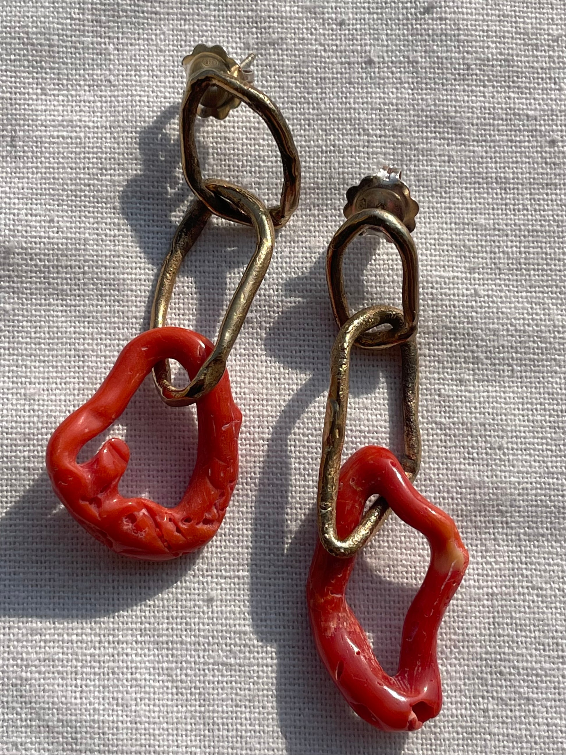 orecchini coral chain con pendenti in corallo rosso fatti a mano