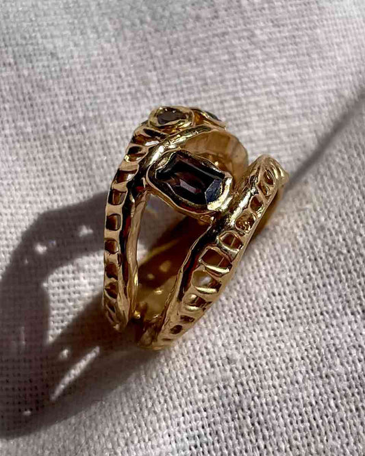 vista laterale anello in bronzo giallo di aneís jewelry completamente fatto a mano