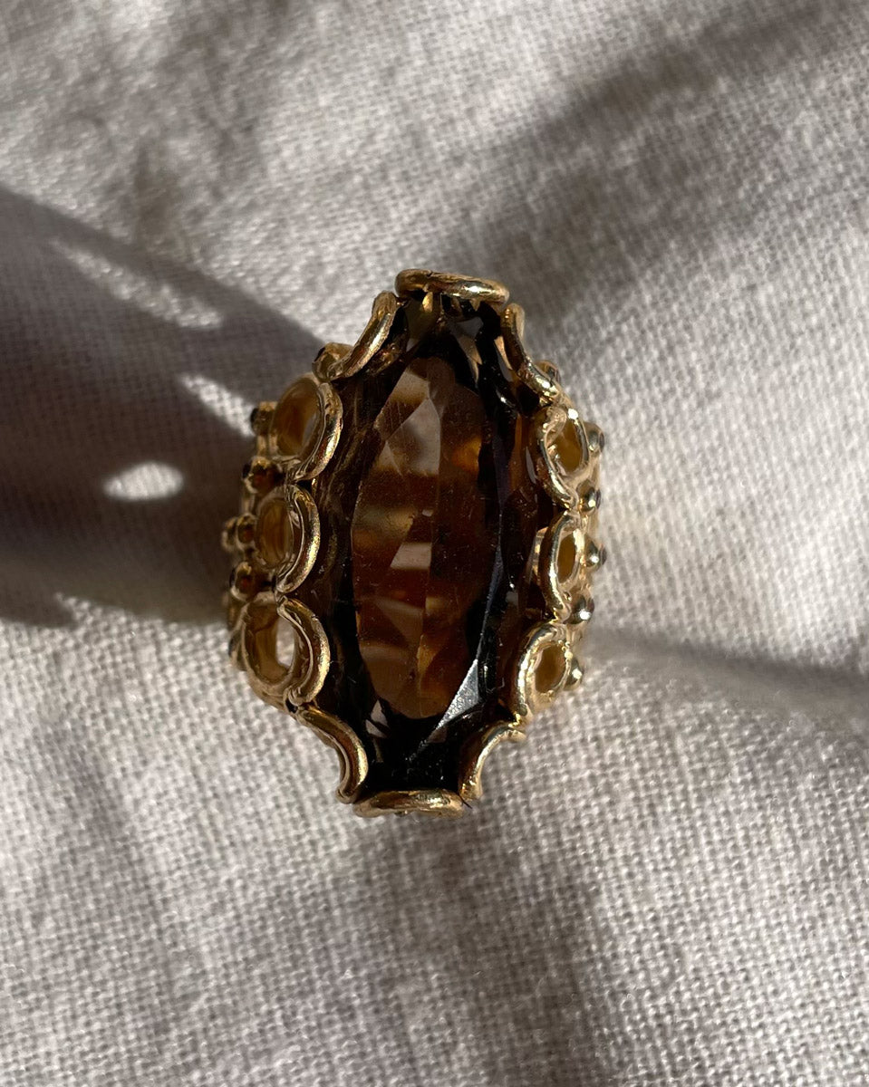 dettaglio del quarzo fumè dell'anello bunch