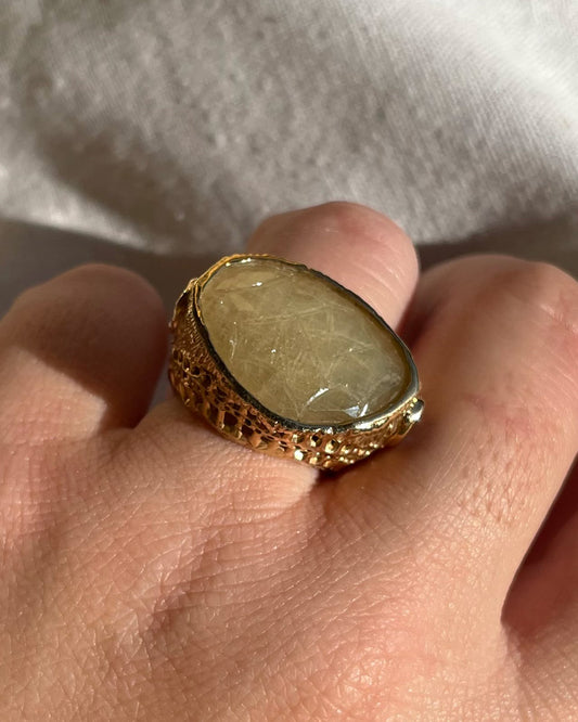 anello carving dalla forma asimmetrica con ioliti e radice di rubino
