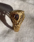 dettaglio anello carving di aneis jewelry in bronzo giallo con iolite e radici di rubino