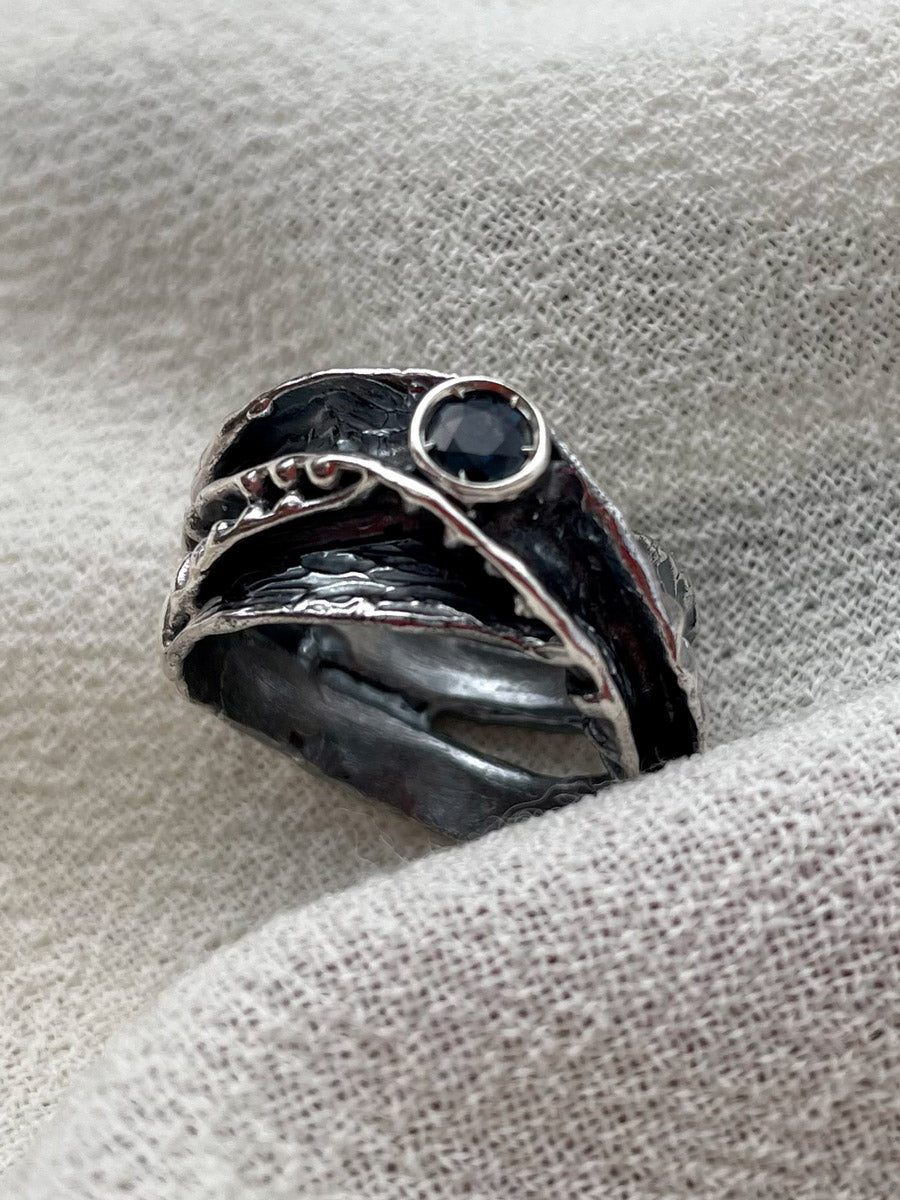 anello in argento 925 con zaffiro blu fatto a mano da aneís jewelry